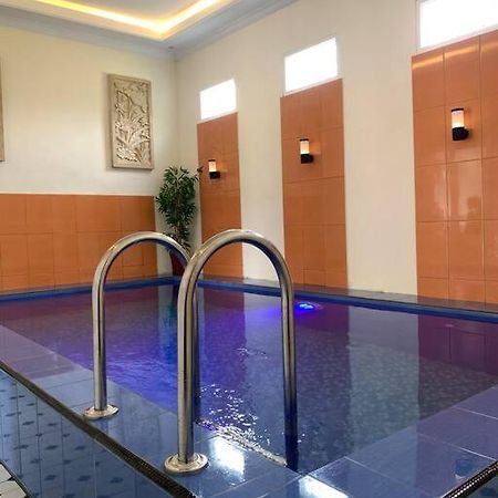 Kayz Villa Batu Dengan Kolam Renang Pribadi Exterior foto
